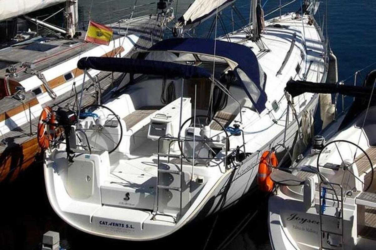 um barco branco atracado em um cais na água