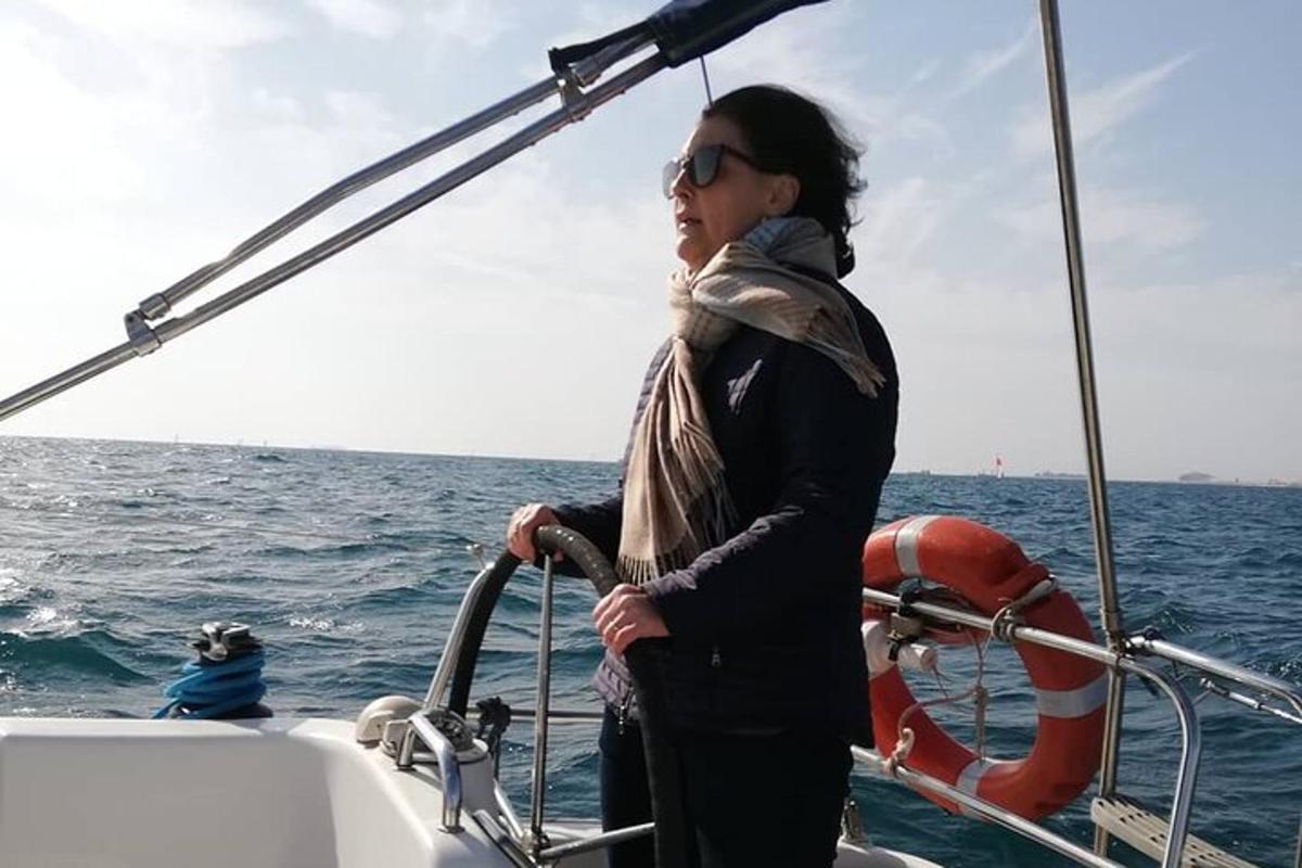 uma mulher em pé em um barco na água