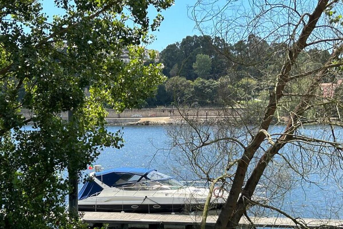 sebuah bot berlabuh di dermaga di tasik