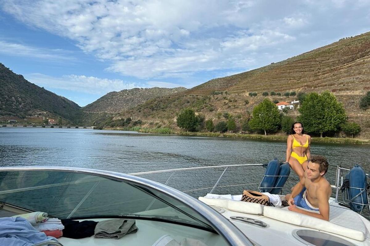 un uomo e una donna su una barca su un fiume