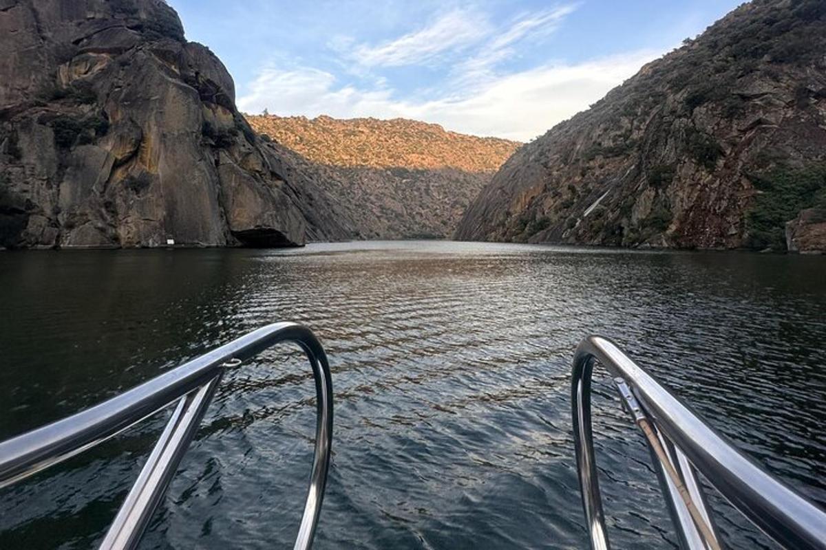 una barca nell'acqua di un canyon