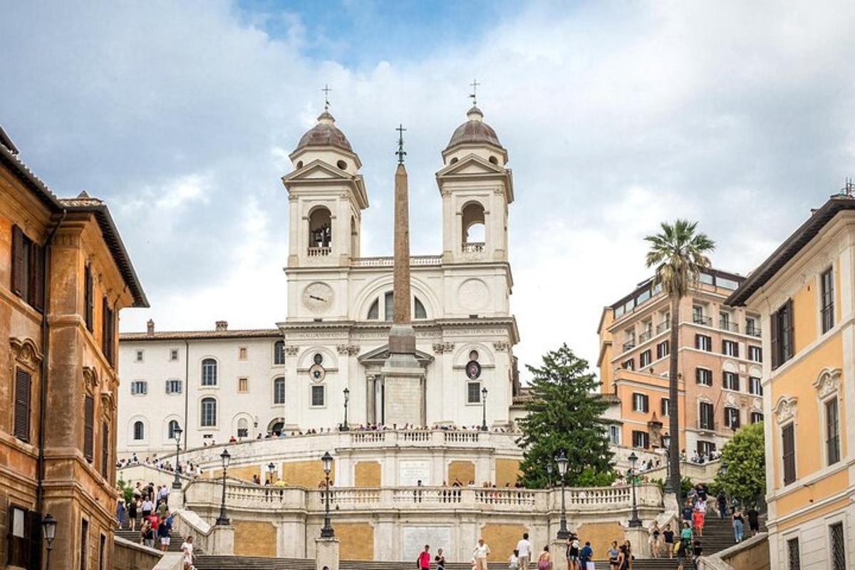 um grande edifício com uma torre de relógio em uma cidade