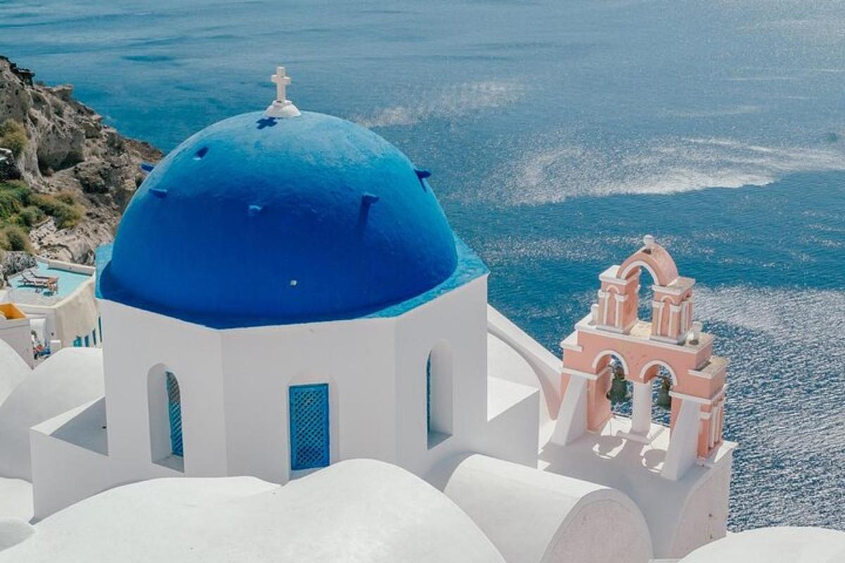 μια μπλε και άσπρη εκκλησία με μπλε τρούλο