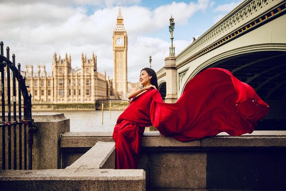 seorang wanita berpakaian merah duduk di atas birai dengan big ben