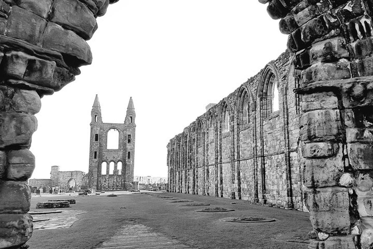 una foto in bianco e nero di una cattedrale con una torre