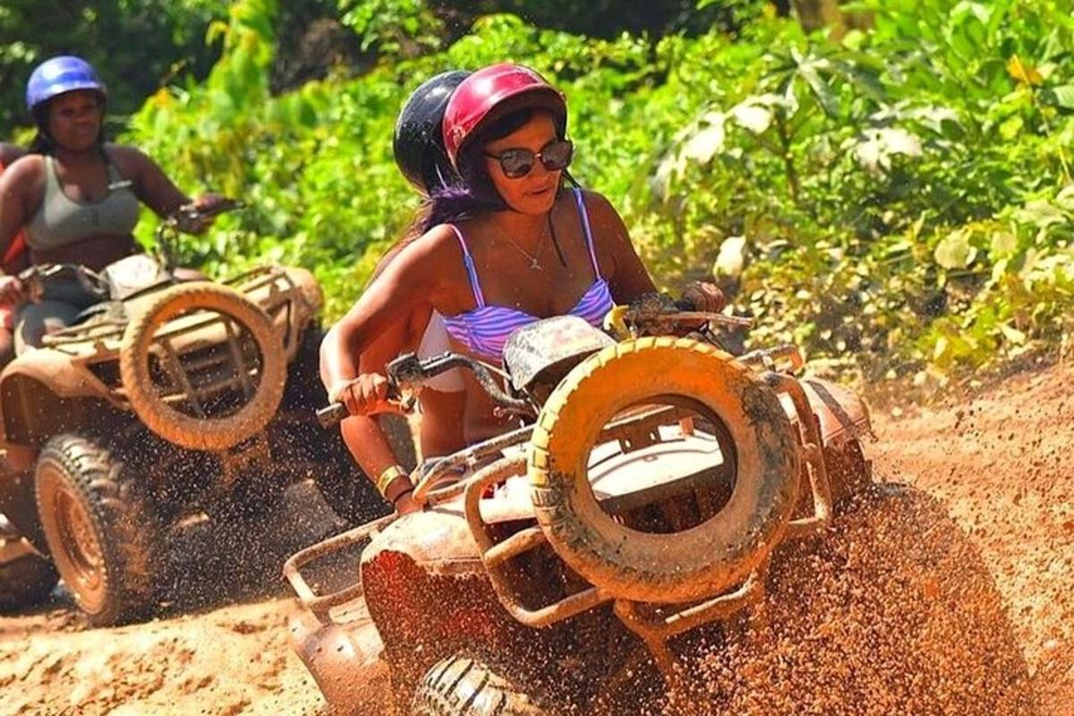 to personer kører på dirt bikes i mudderet
