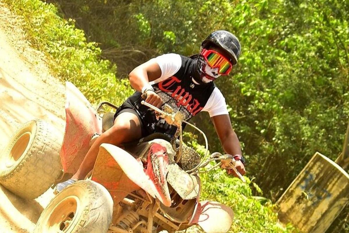 un bărbat care călărește pe spatele unei motociclete