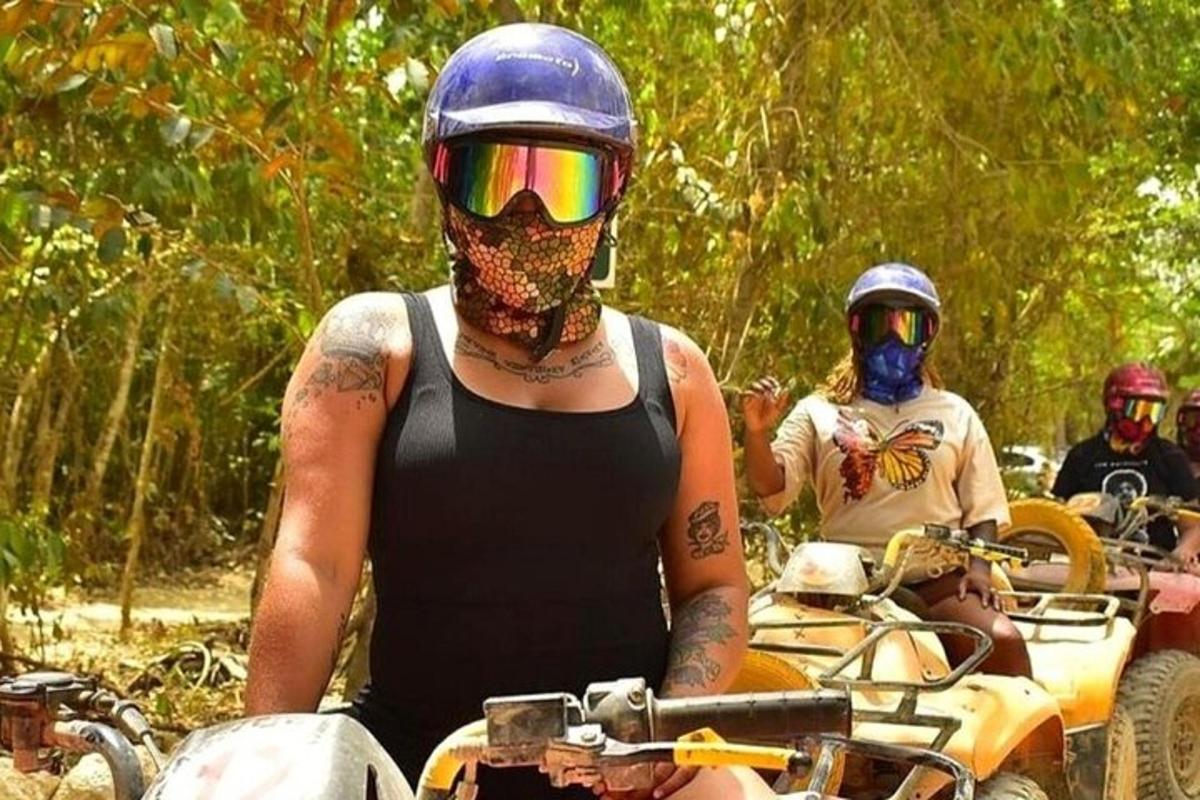 un grup de oameni care călătoresc pe ATV-uri în pădure