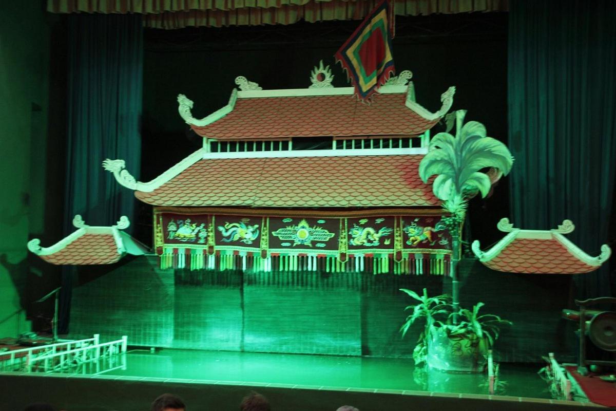 một sân khấu có một tòa nhà trên đỉnh sân khấu