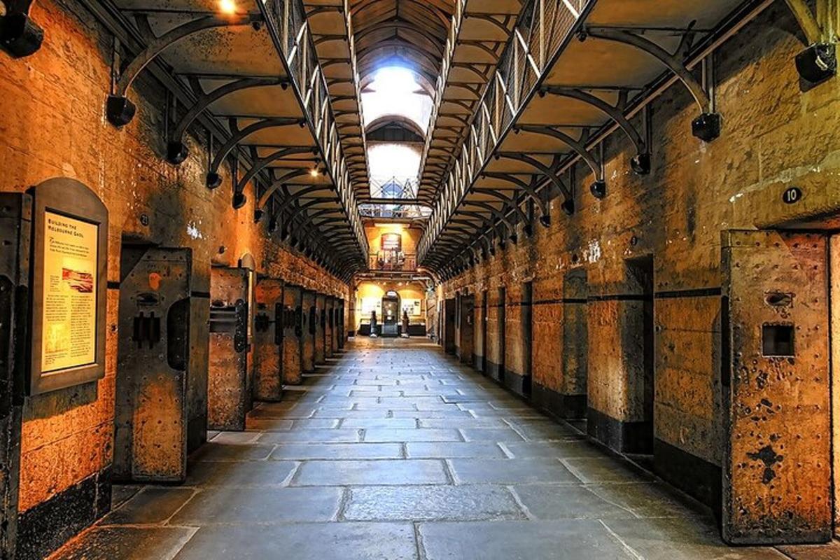 lorong kosong di bangunan lama