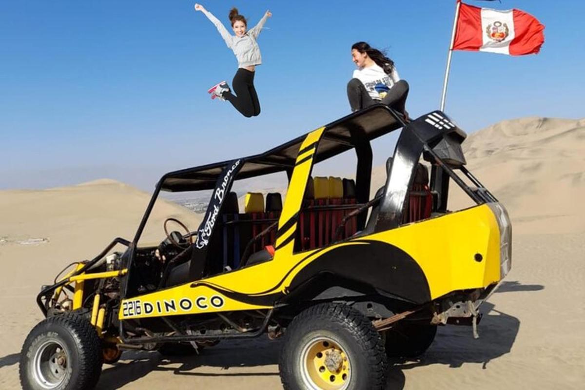 due persone che saltano dal tetto di una jeep nel deserto