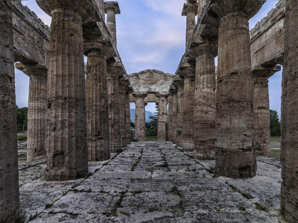 antiche rovine di un edificio con colonne