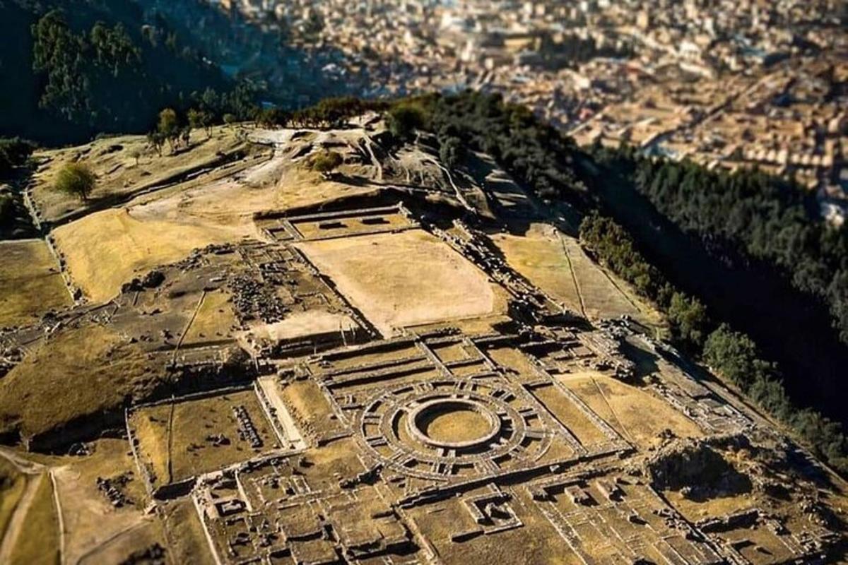 山の上にある古代の建物の空中写真