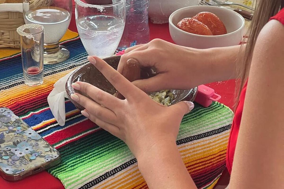 Una mujer comiendo comida de un tazón sobre una mesa.