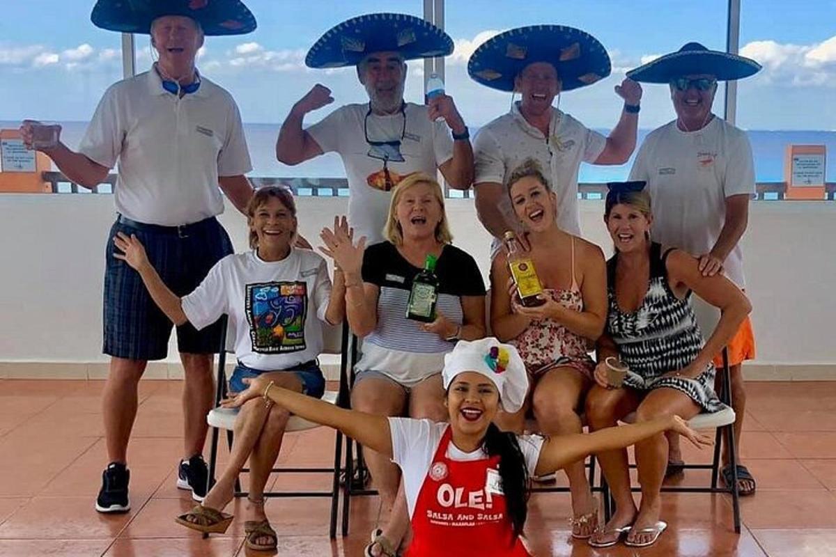 Un grupo de personas posando para una foto con paraguas.