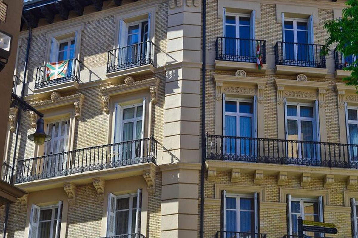 vysoká budova s balkony a vlajkou na ní