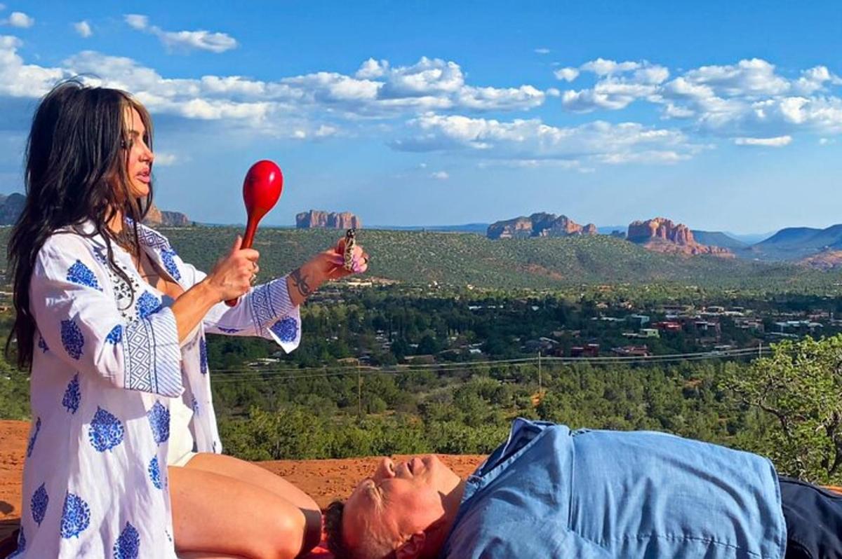 una donna che tiene una palla rossa davanti a un uomo