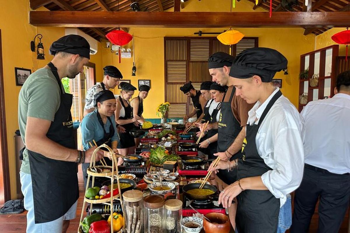 un gruppo di persone in piedi attorno a una fila di buffet con cibo