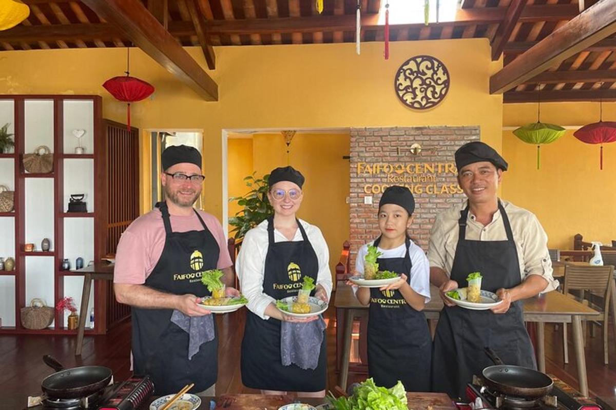 un gruppo di persone che indossano grembiuli e tengono piatti di cibo