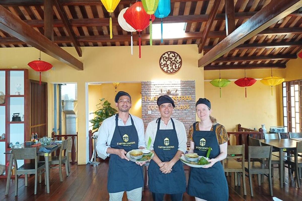 tre persone che tengono piatti di cibo in un ristorante