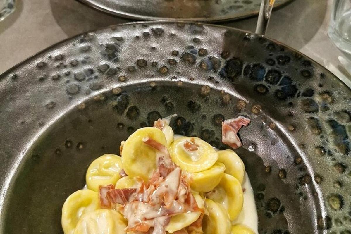 diskur af pasta með beikoni í wok-pönnu