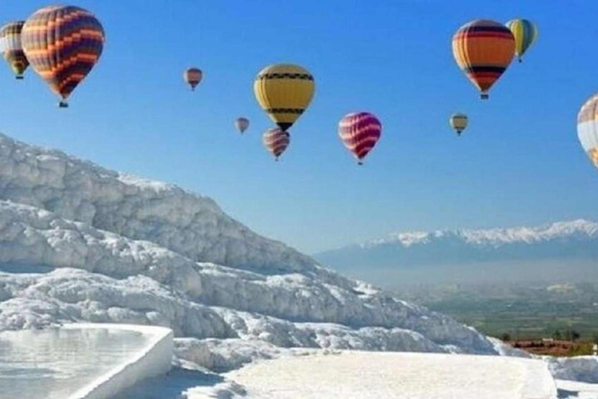skupina balonov na vroč zrak, ki letijo po nebu