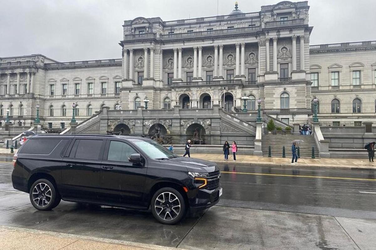 černé SUV zaparkované před budovou