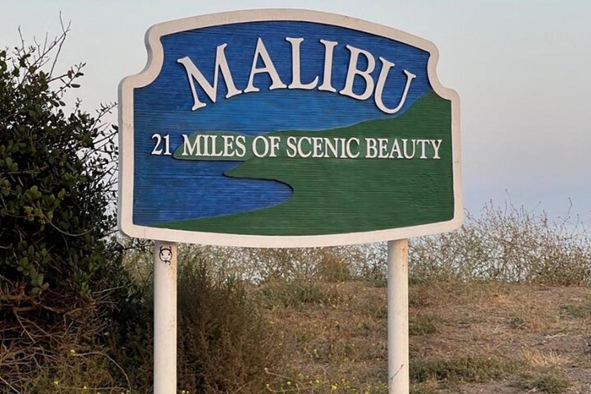 un cartello per miglia di bellezza paesaggistica a Marilbu