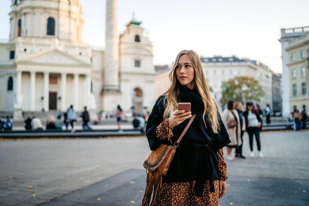 una donna sta guardando il suo cellulare