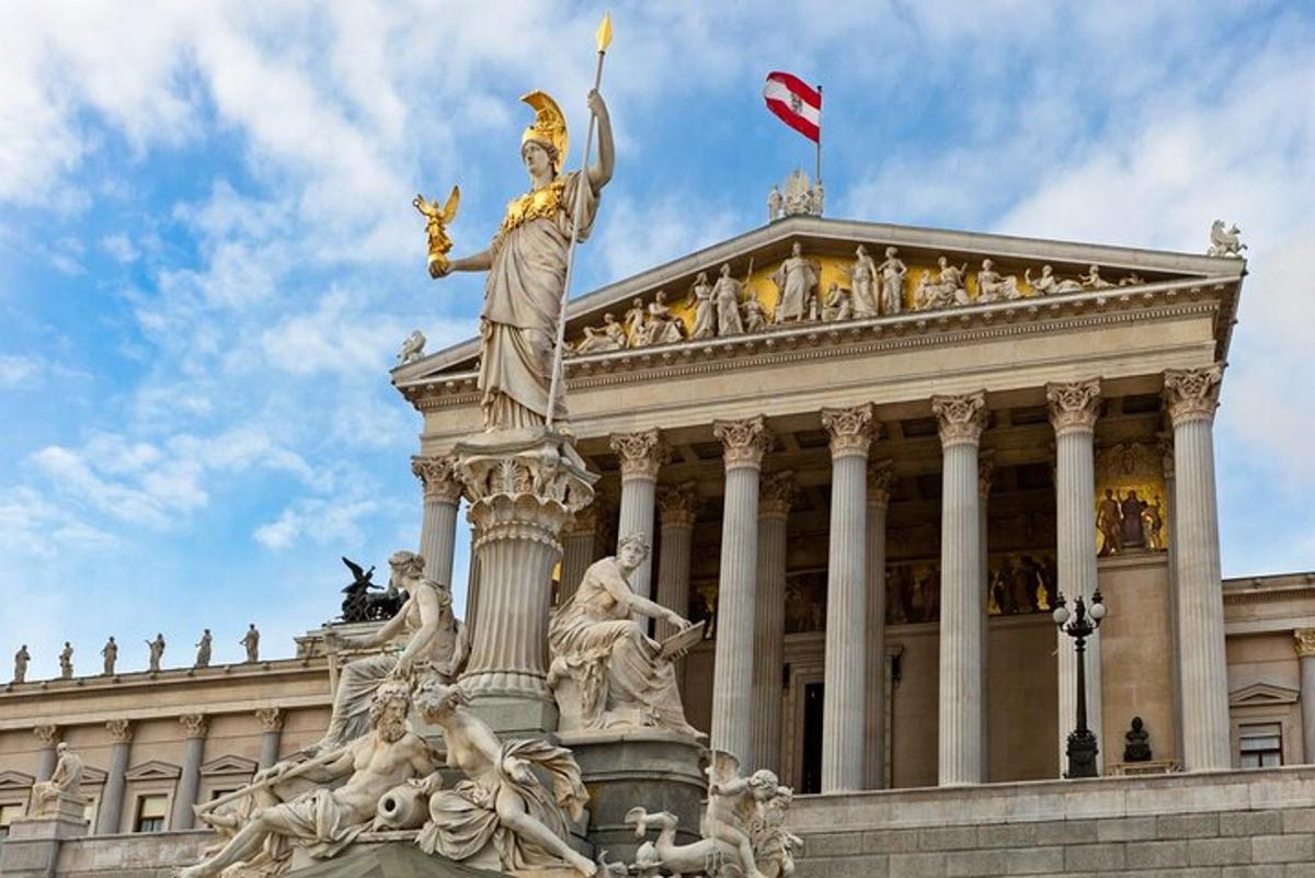 un edificio con una statua di fronte