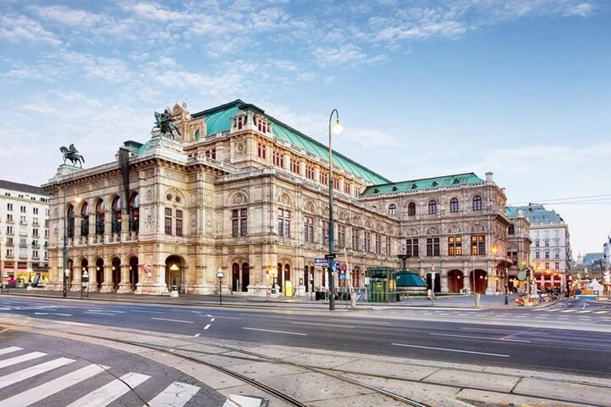 un grande edificio su una strada di una città