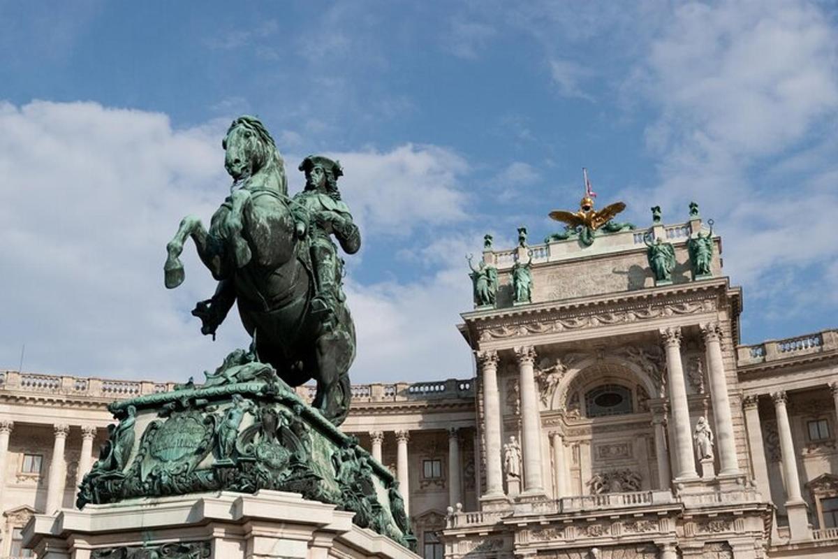 uma estátua em frente a um grande edifício