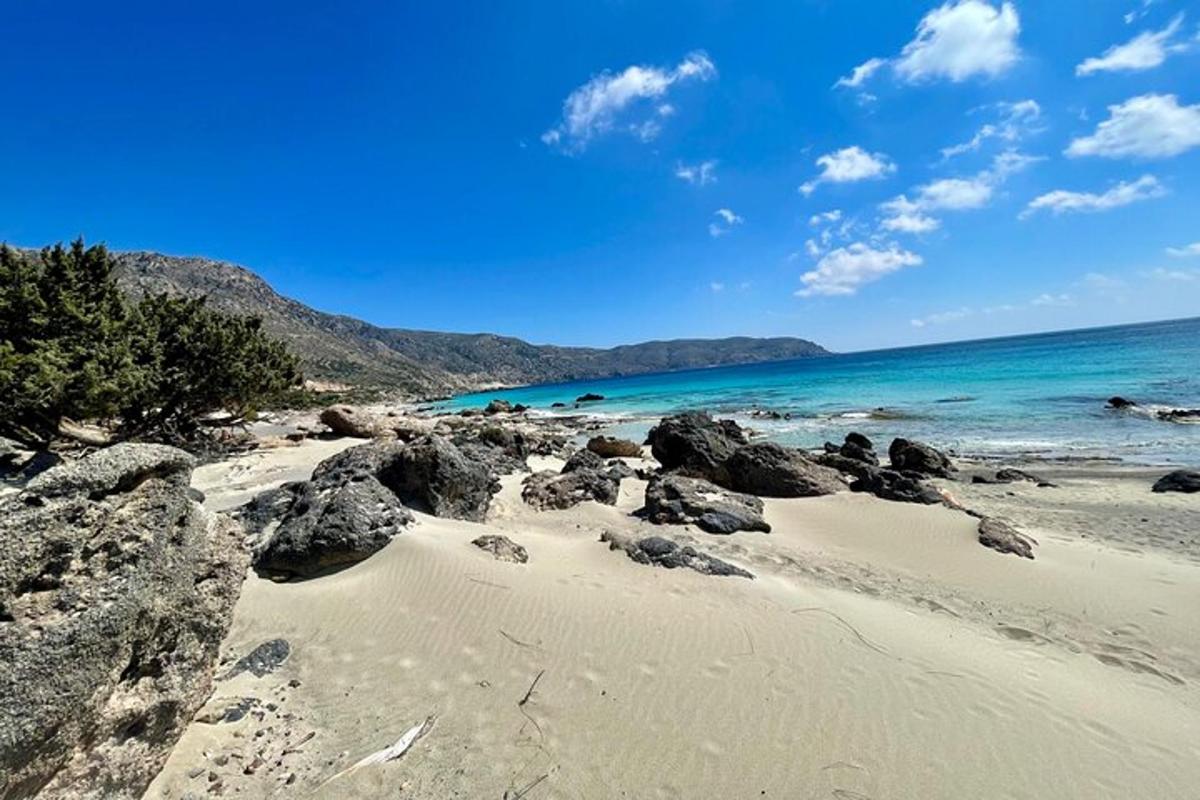pantai berpasir dengan batu dan lautan