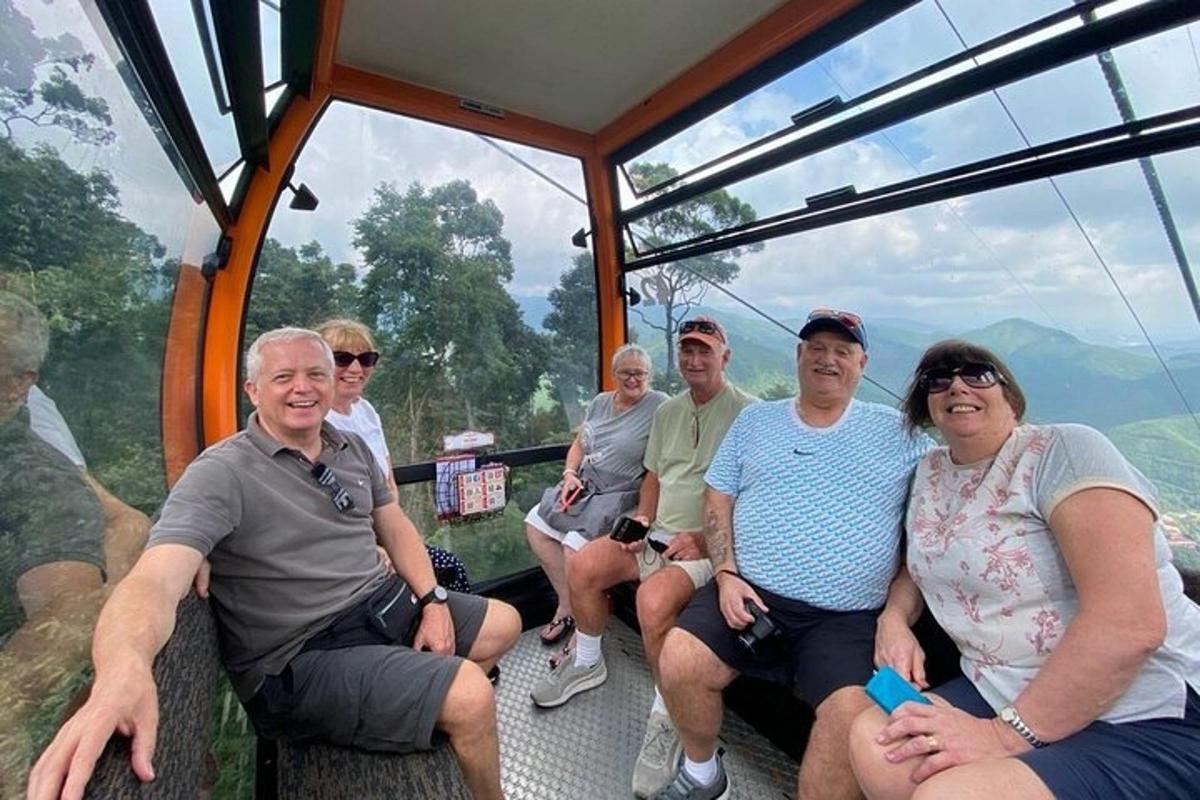 skupina ljudi, ki sedijo na tramvaju v gorah