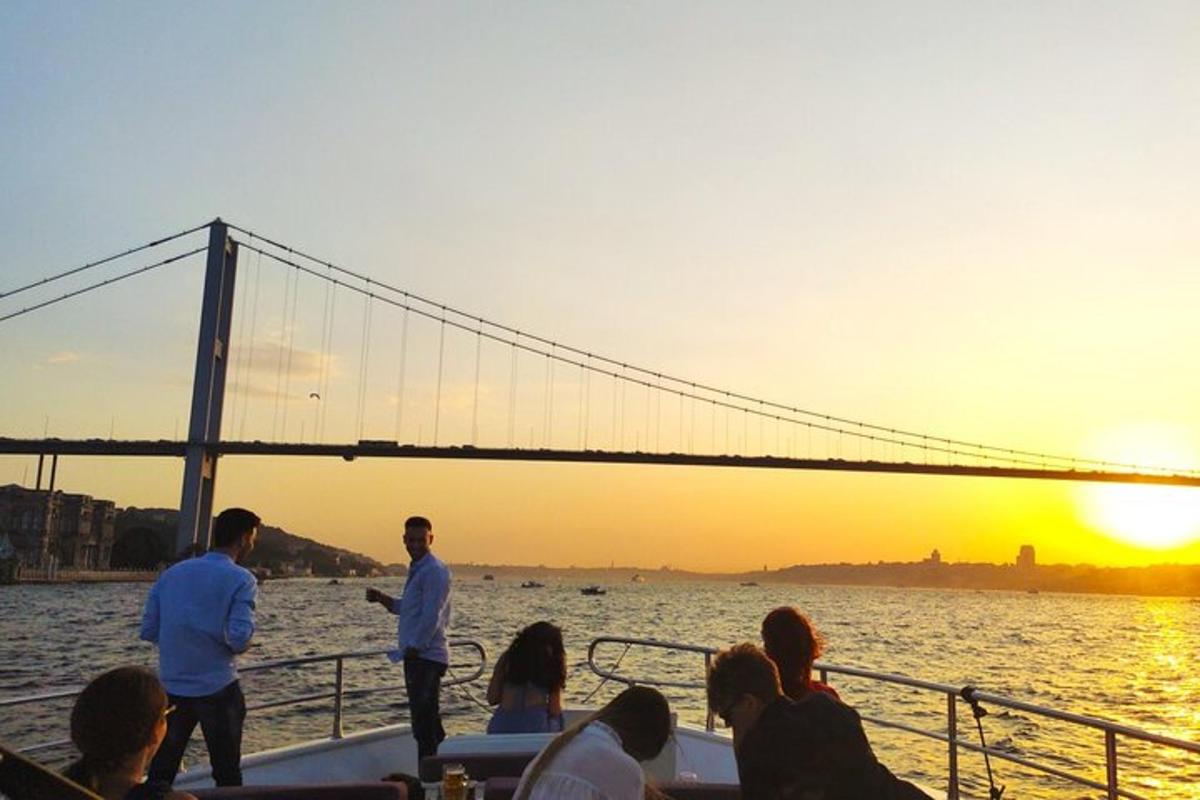 um grupo de pessoas em um barco na água com uma ponte