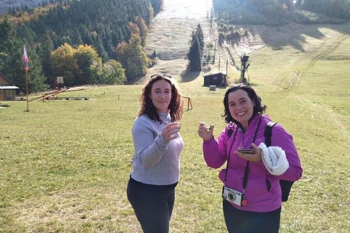 due donne in piedi in un campo con i loro cellulari
