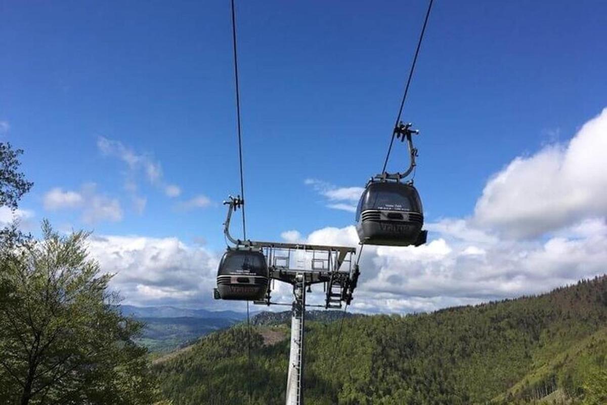 due seggiovie su una seggiovia in montagna