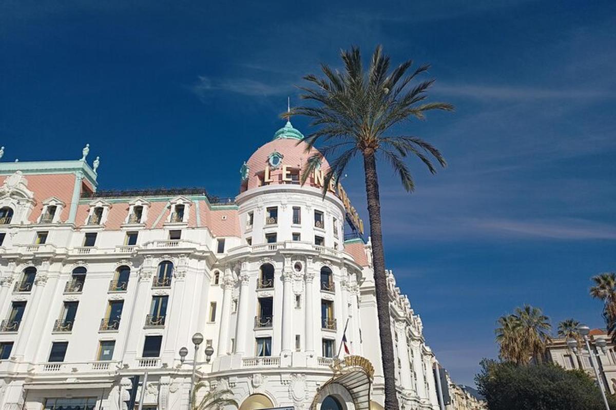 un edificio con una palmera delante