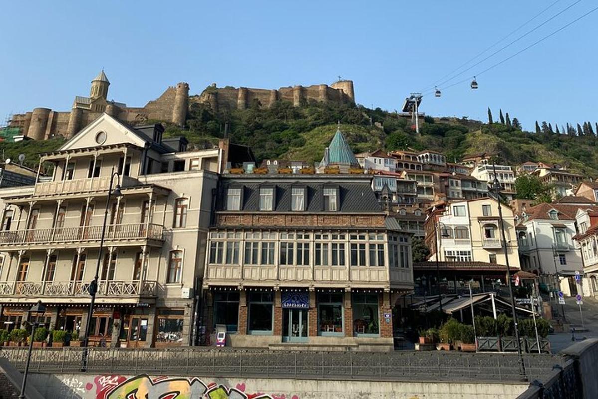 budova s hradem na vrcholu kopce