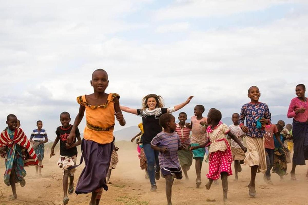 un grupo de niños corriendo en la playa