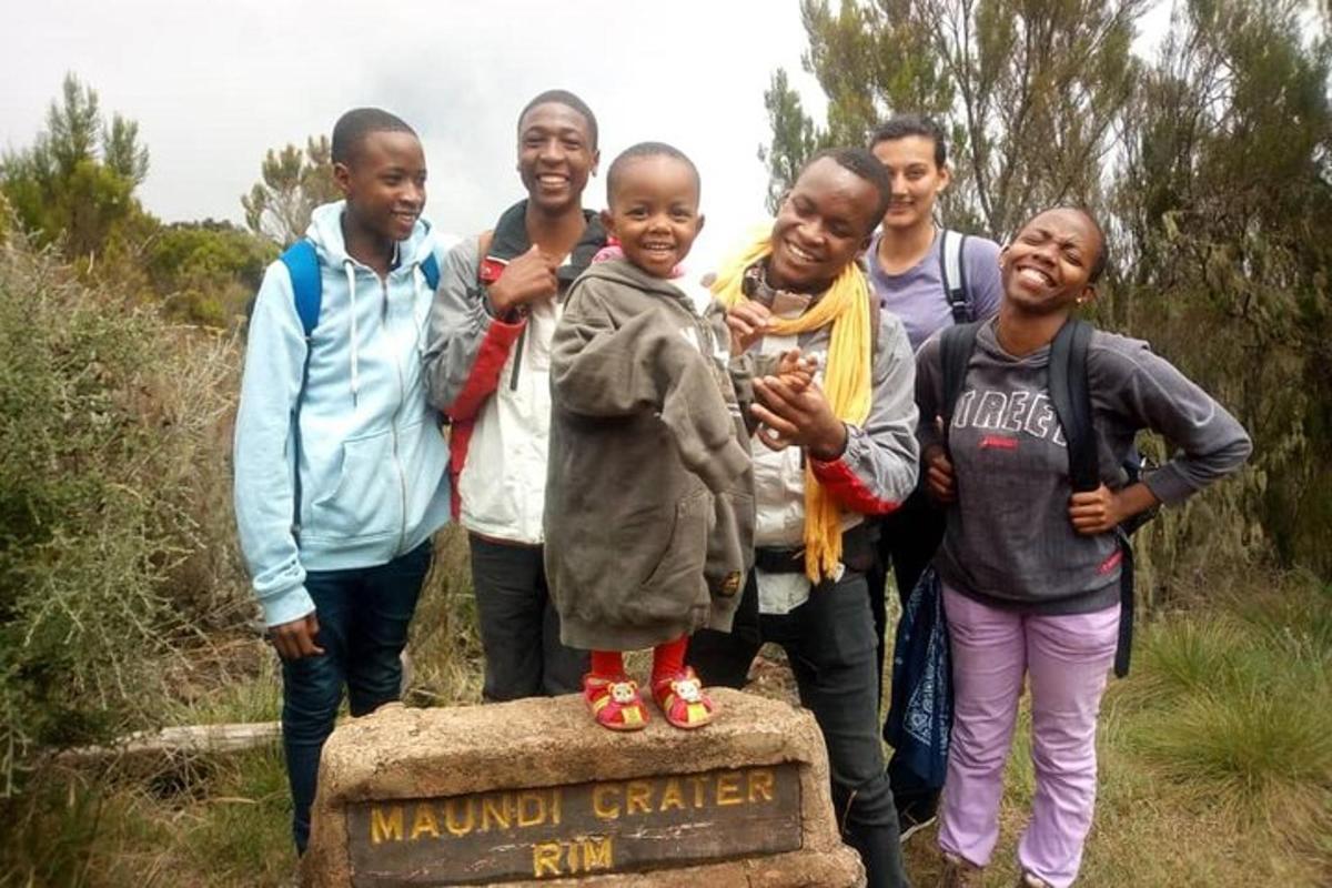 Un grupo de personas de pie en lo alto de un monumento.