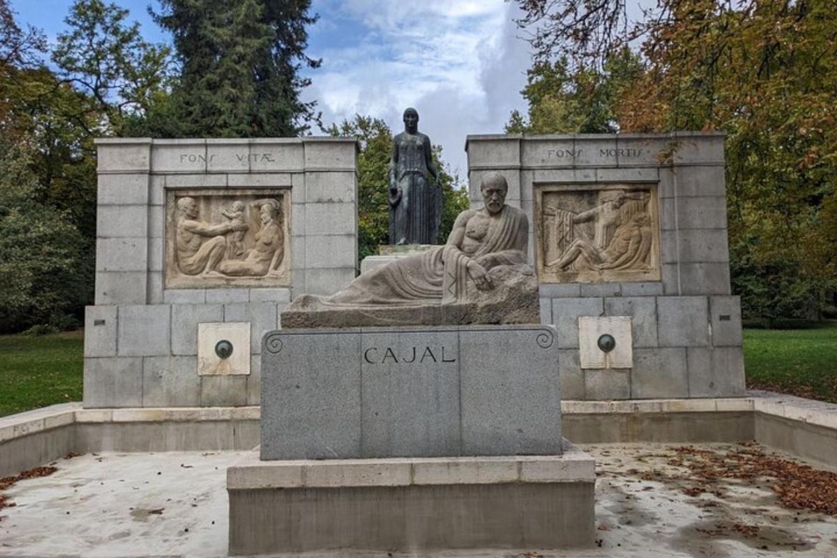 una estàtua d'un home i una dona en un parc