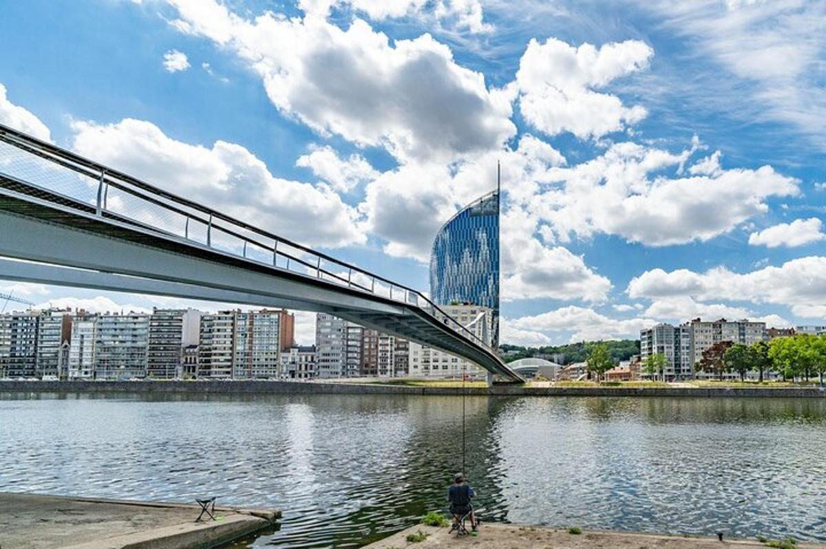 un pont sobre un riu en una ciutat amb edificis