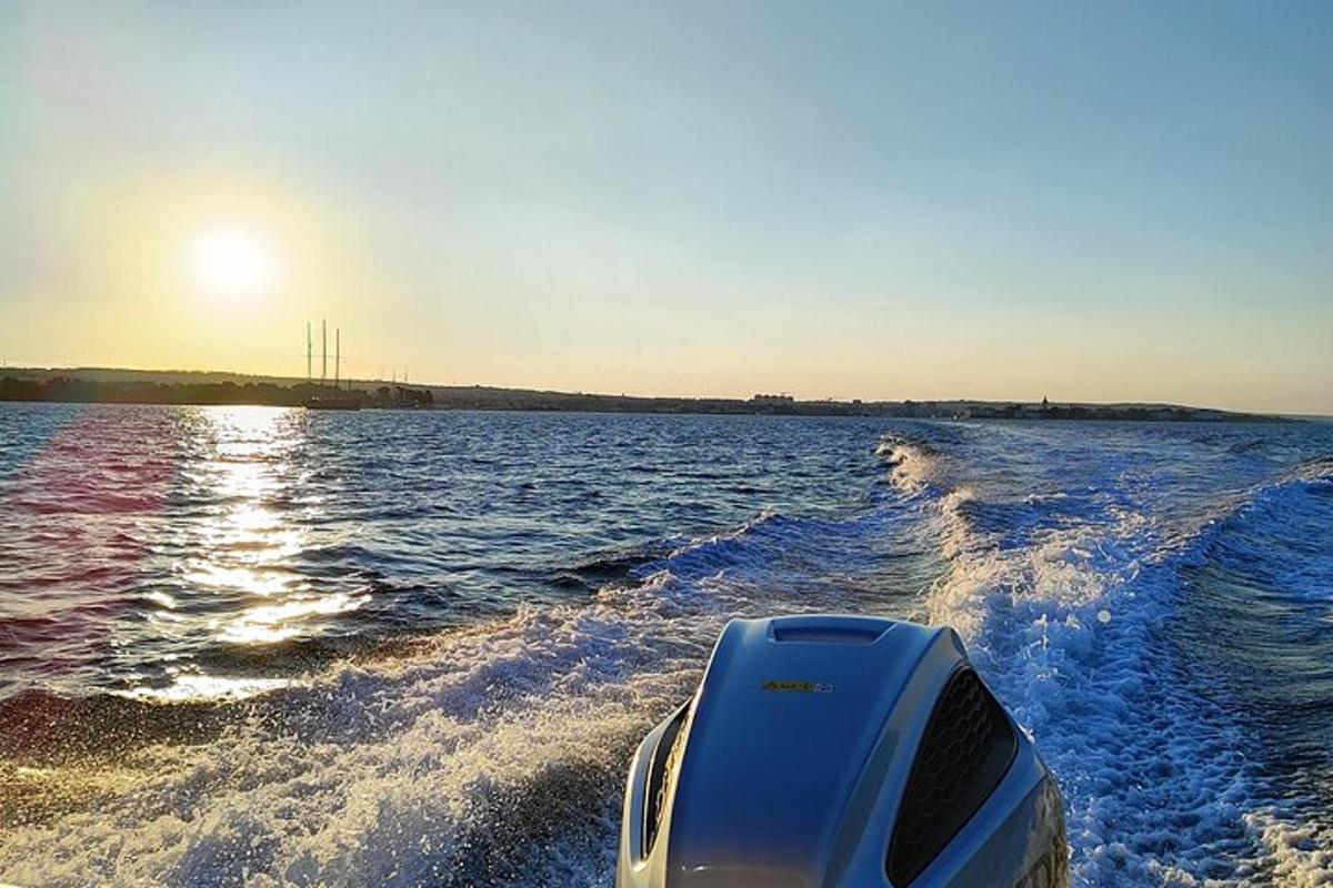 una barca su uno specchio d'acqua