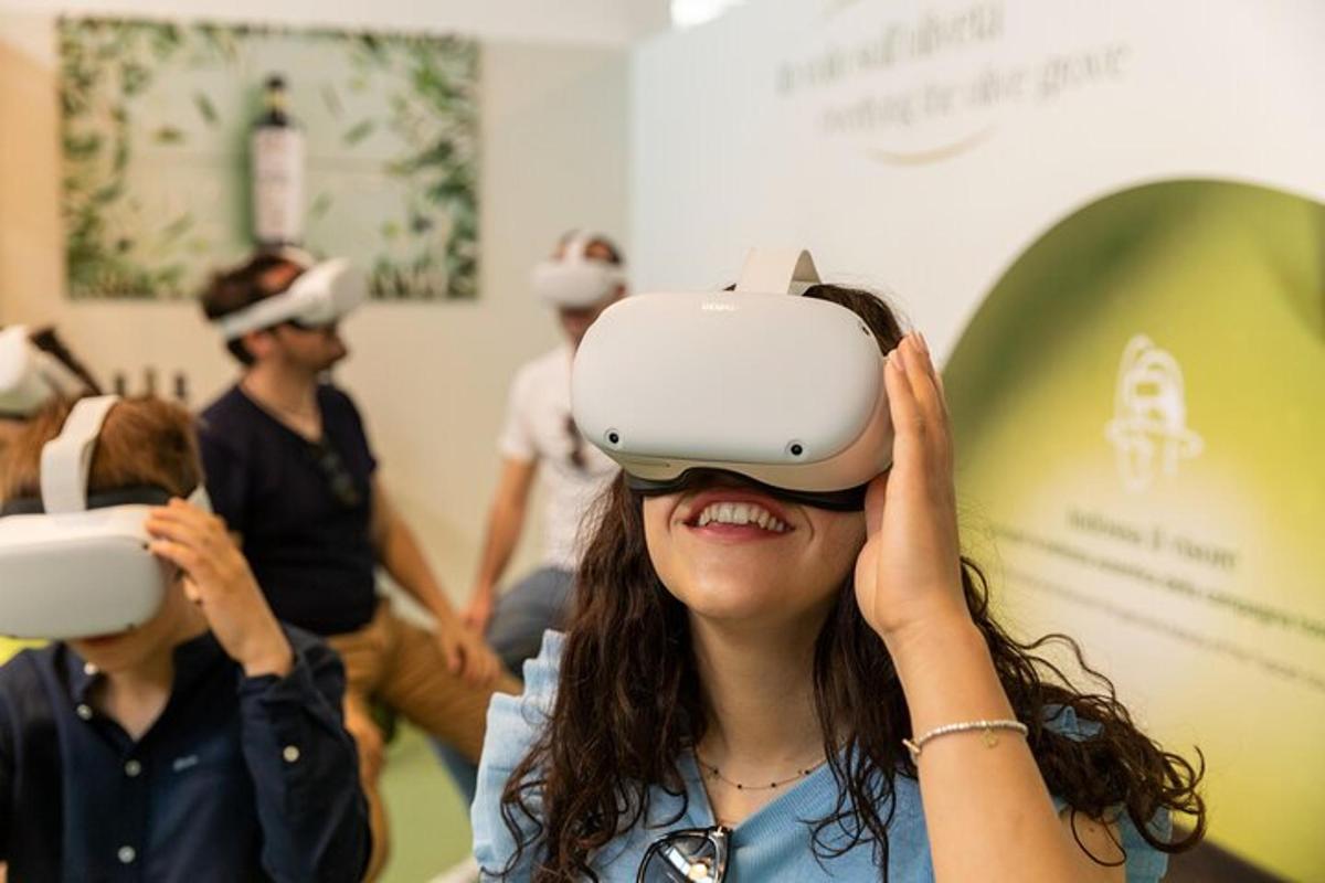 žena s brýlemi pro virtuální realitu na hlavě