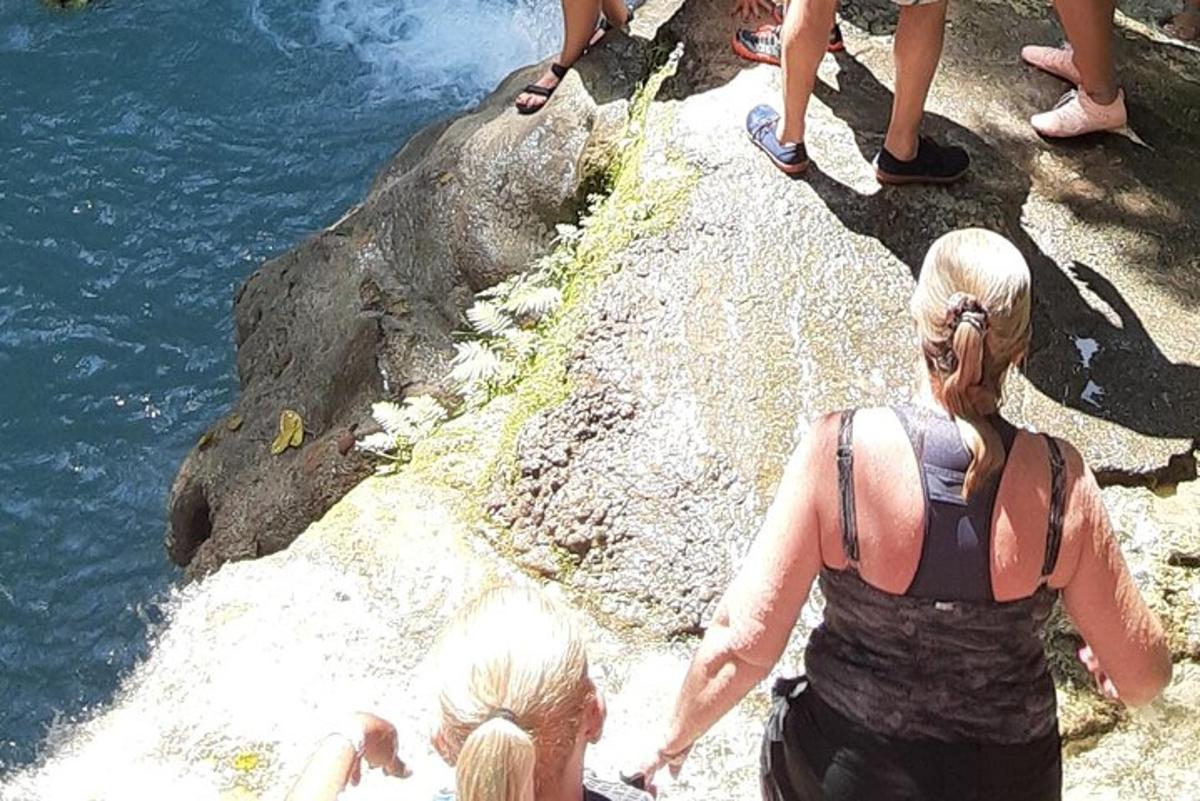 un gruppo di persone in piedi vicino all'acqua