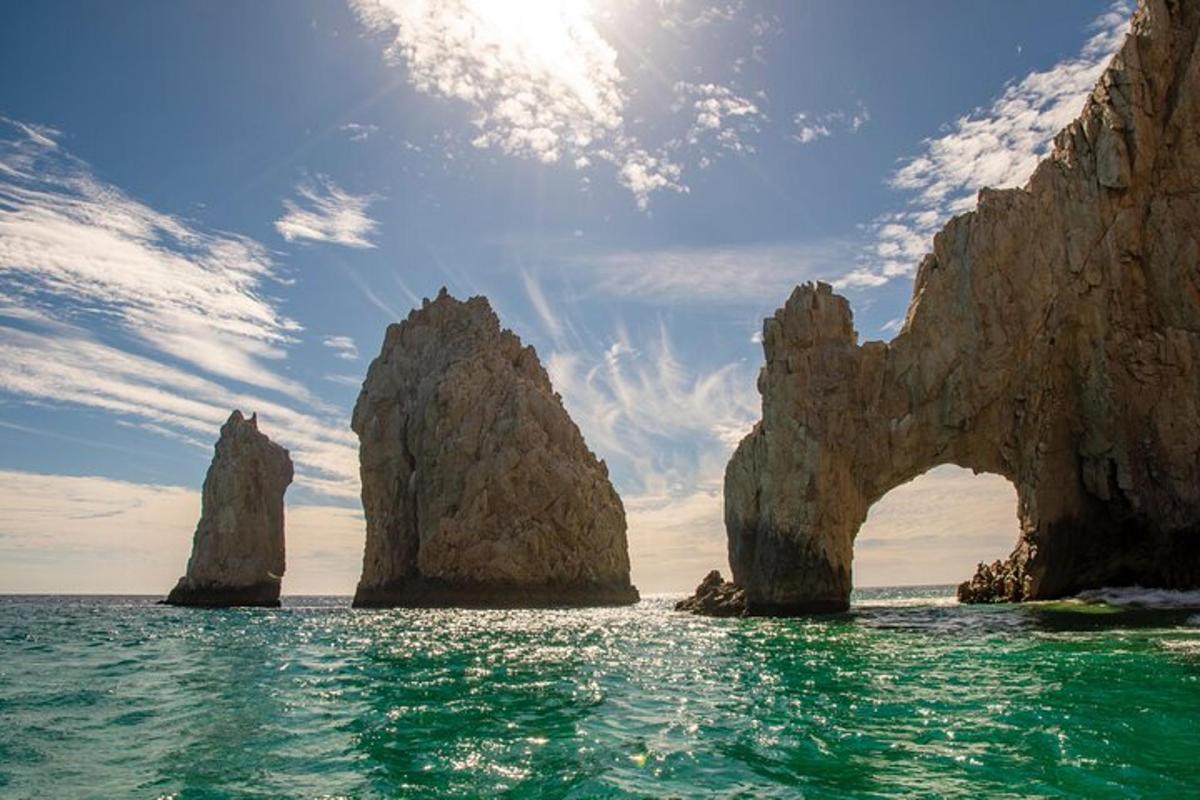 una vista di due grandi rocce nell'acqua