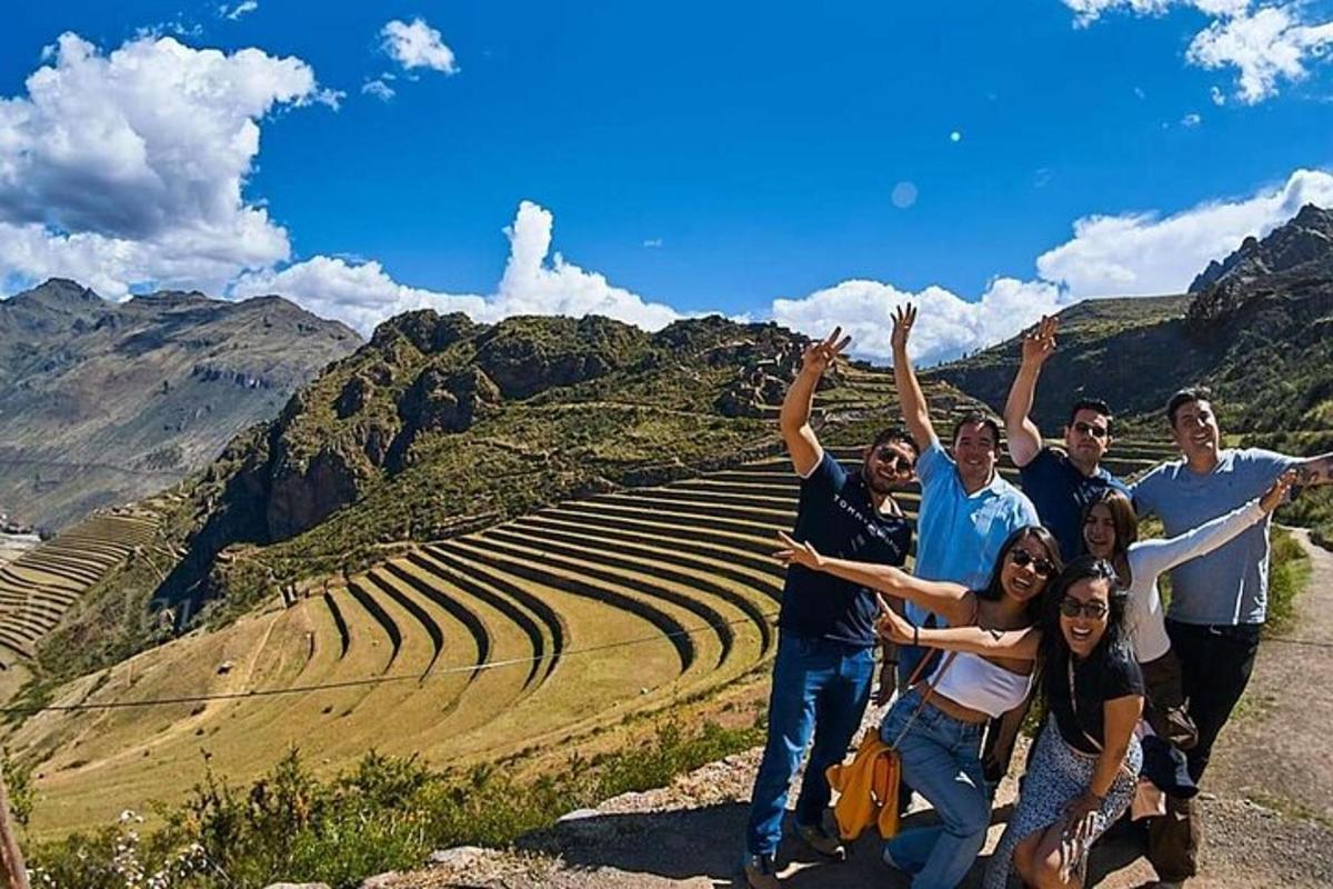 eine Gruppe von Menschen, die in einem Amphitheater für ein Foto posieren