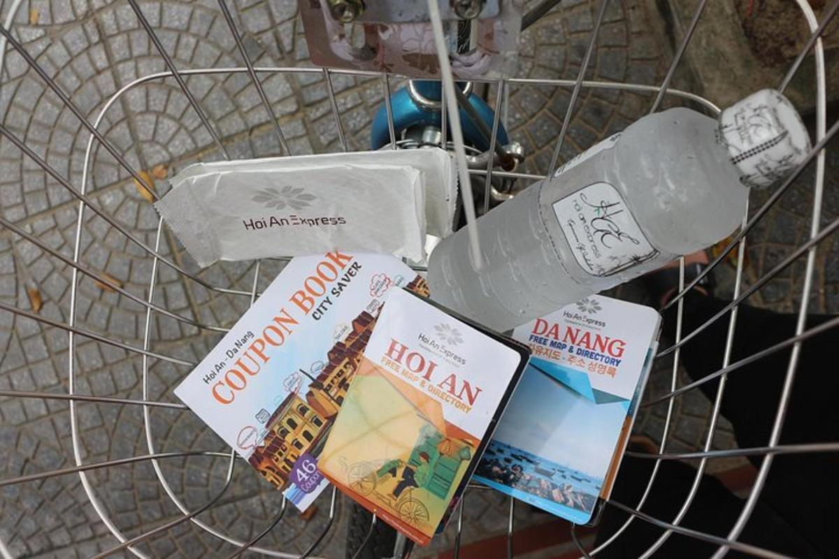 un cestino di filo con libri e riviste sopra