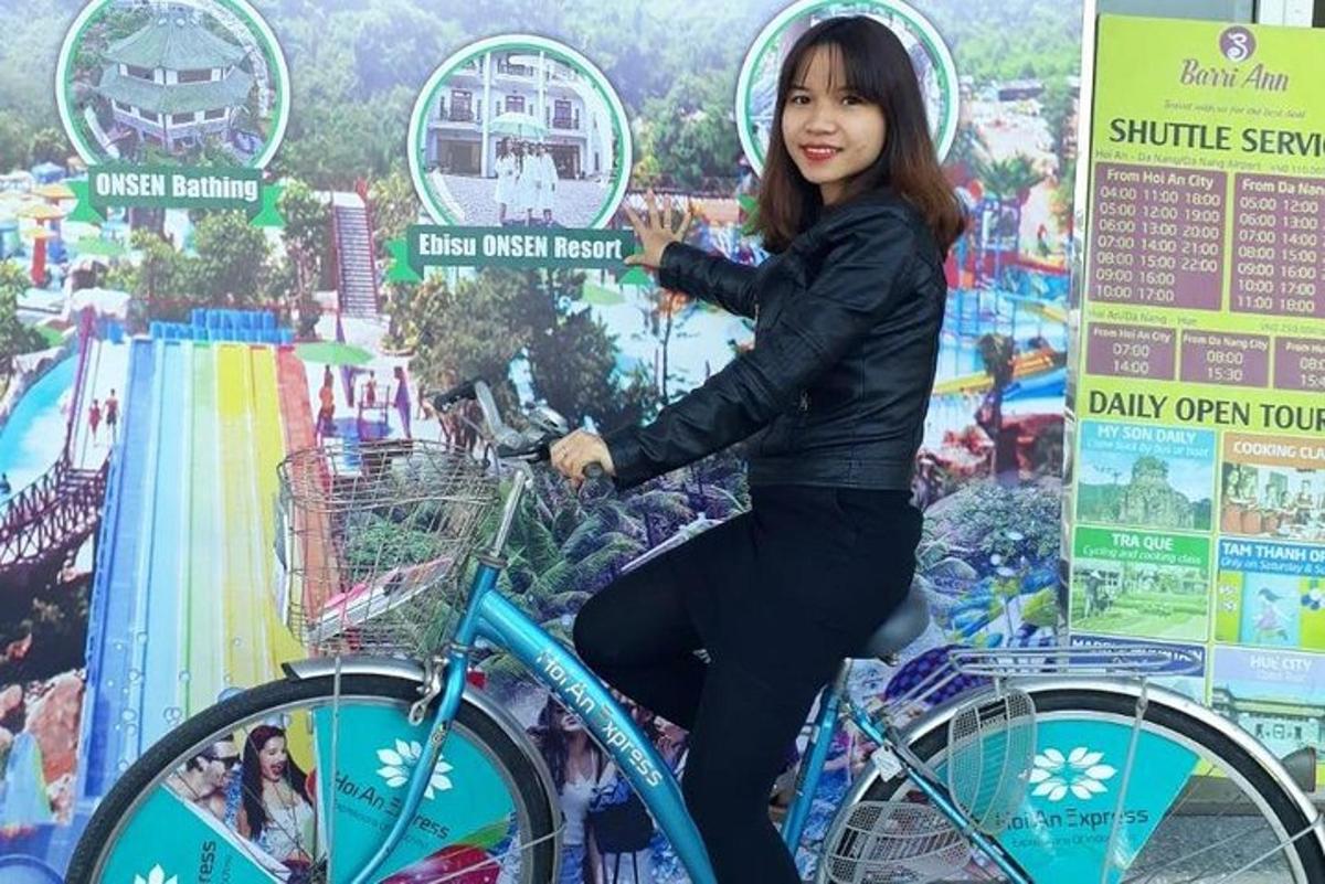 una donna in bicicletta in un parco divertimenti